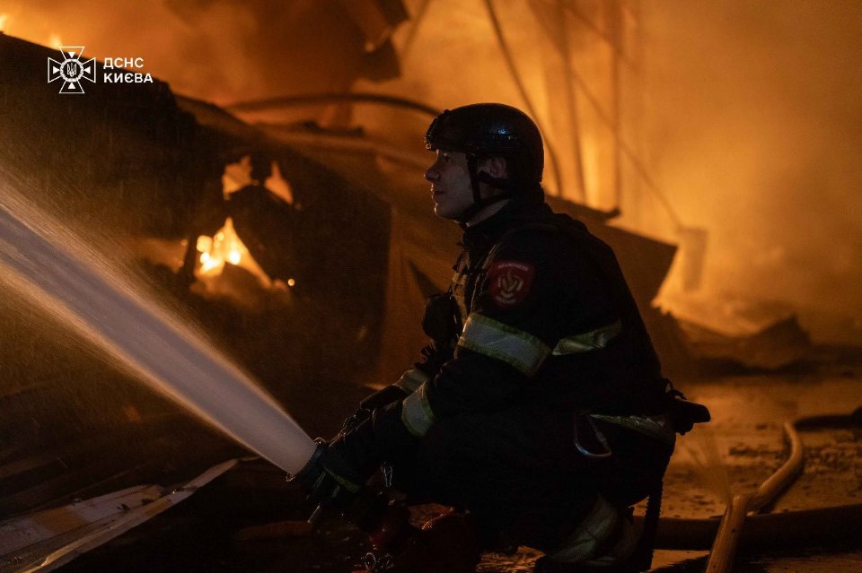 Вночі ворог запустив по Україні 9 балістичних ракет: у Києві загинув чоловік, горіли склади (фото)