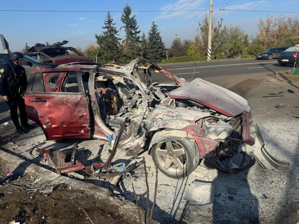В автівку журналістів влучив ворожий дрон «Ланцет» Олена Губанова і Євген Кармазін
