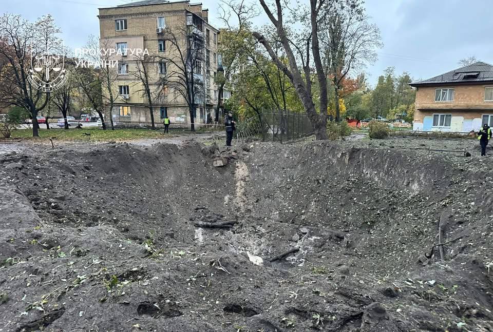 Вночі ворог запустив по Україні 9 балістичних ракет: у Києві загинув чоловік, горіли склади (фото)