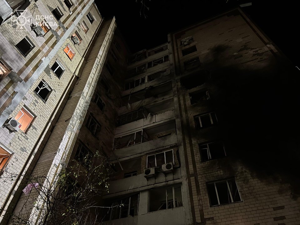 Вночі росіяни атакували житлові райони Києва — є загиблі і посраждалі (фото)