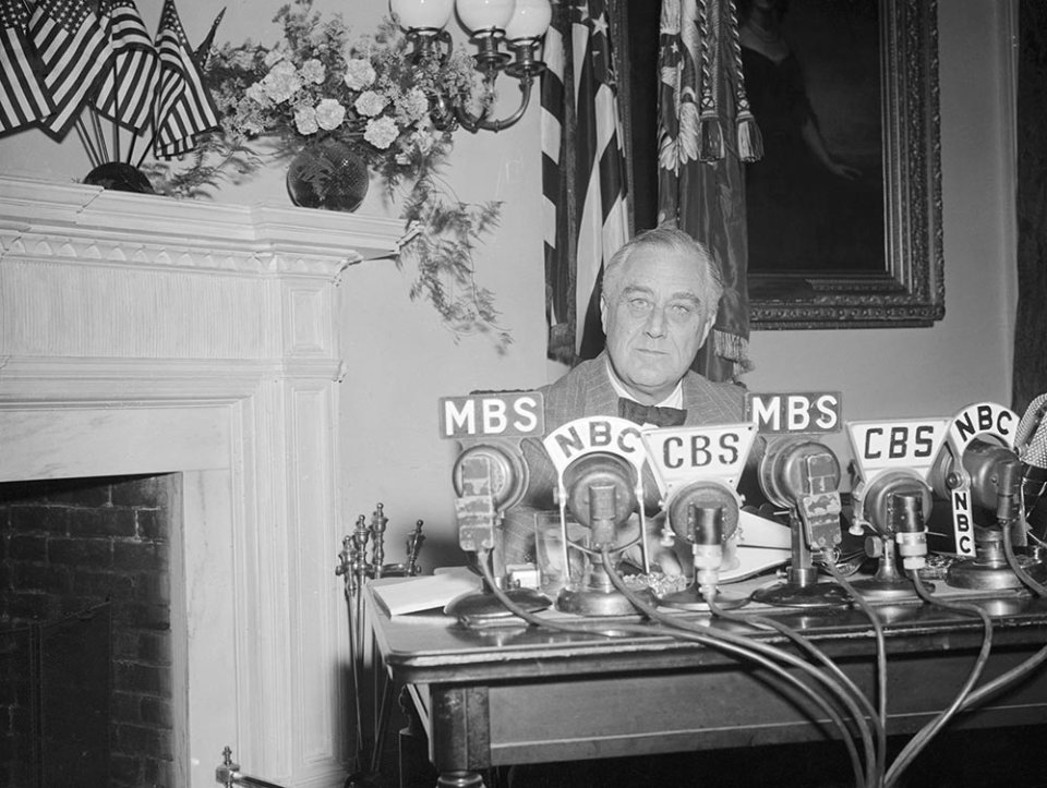 Рузвельт став першим американським президентом, який регулярно записував радіозвернення до нації — так звані «Бесіди біля каміну». Можливо ними надихався і Володимир Зеленський, коли знімав свої відеозвернення/GettyImages