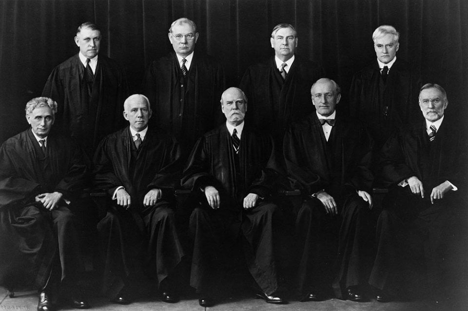 Верховний суд формату 1932-1937 років. Чарльз Г'юз — в середині першого ряду. Оуен Робертс — перший зліва в другому ряді/GettyImages