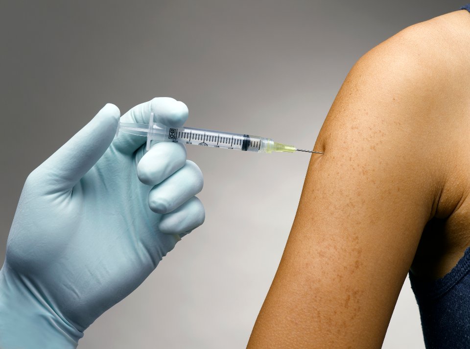 Серед перспективних вакцин проти COVID-19 майже нема живих, від введення яких можна захворіти / Getty images
