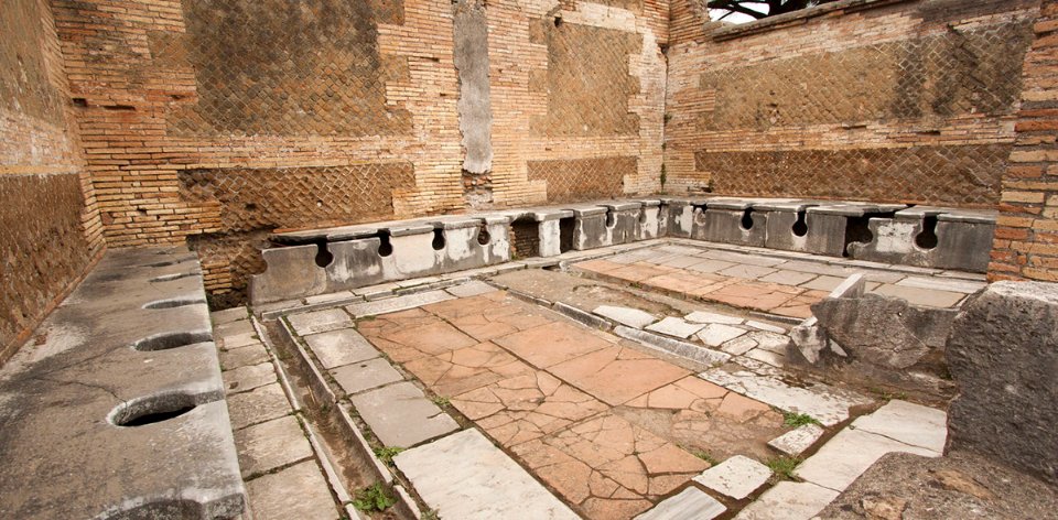 Руїни громадської вбиральні в місті Остія поблизу Риму