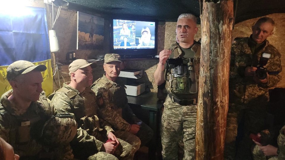 Андрій Ковальчук з українськими військовими на лінії фронту / Фото: Ганна Маляр/Facebook