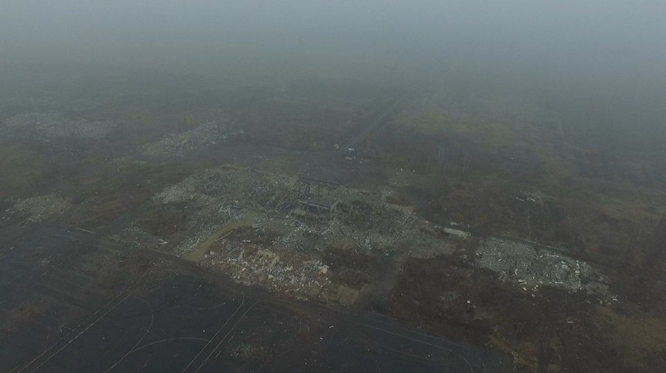 Руїни Луганського аеропорту у грудні 2015 року