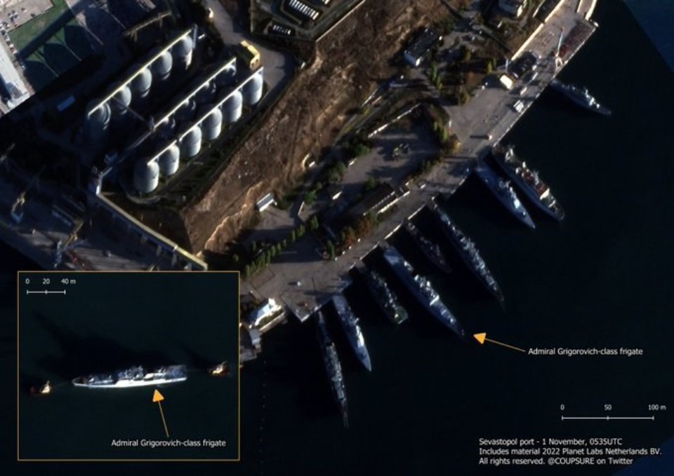 Супутниковий знімок Севастопольської бухти, 1 листопада 2022 0 5:35. Один фрегат пришвартований, інший — на буксирі. 