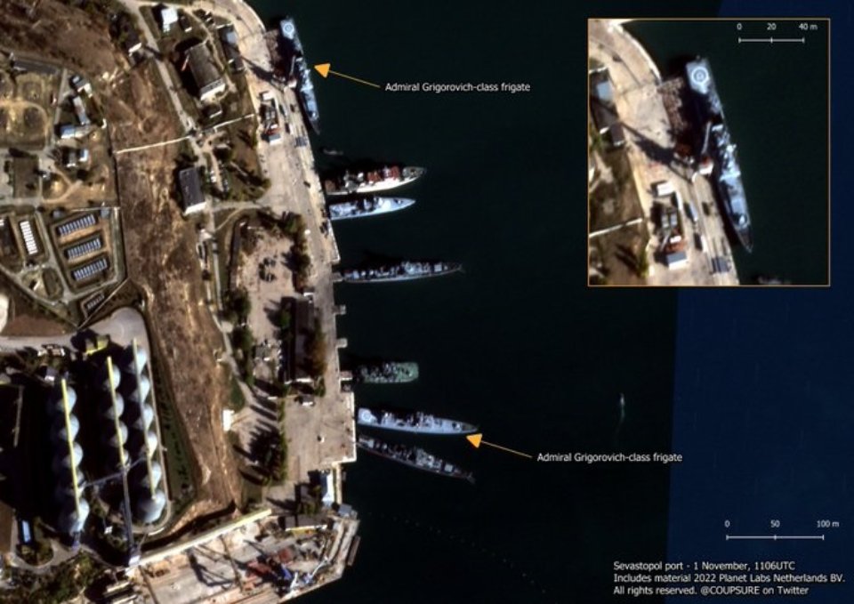 Супутниковий знімок Севастопольської бухти, 1 листопада 2022 0 11:06. Два фрегати знаходяться біля швартової стінки