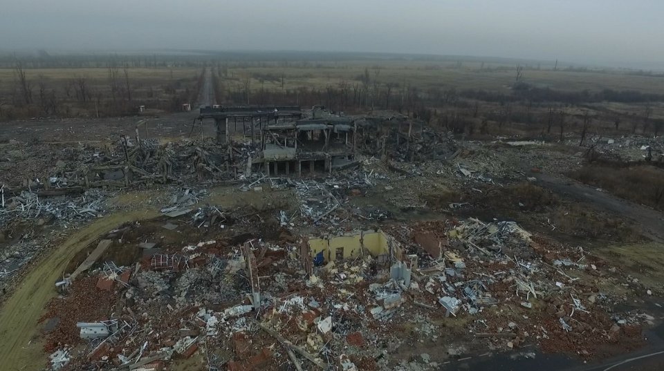 Руїни Луганського аеропорту у грудні 2015 року