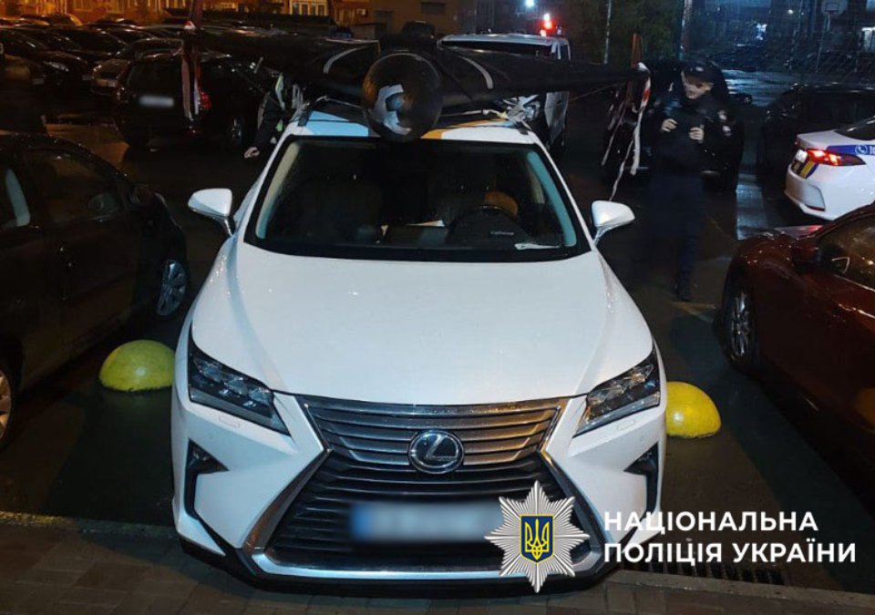 У столичному ЖК виявили автівка, на даху якої був прикріплений БпЛА шахед на авто київ