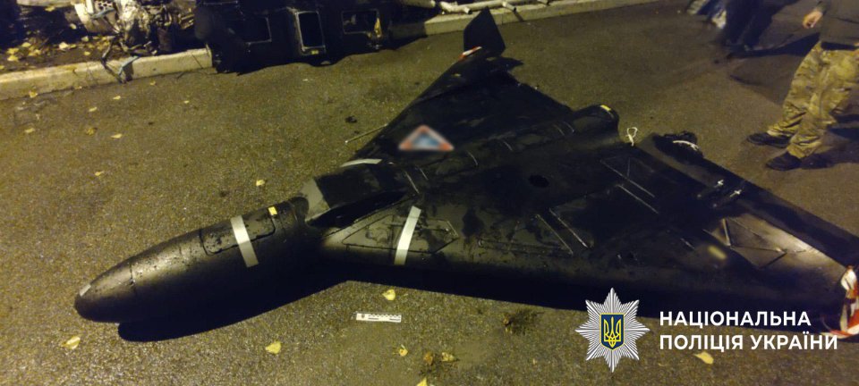 Поліцейські вилучили безпілотник для додаткової перевірки шахед на авто київ