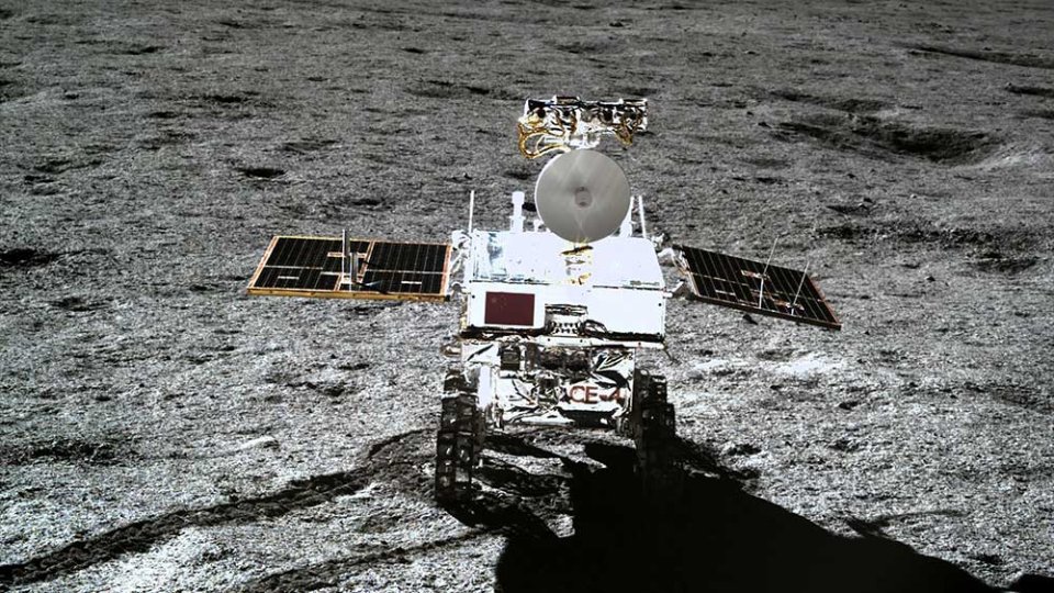 Фотографія місяцеходу Yutu-2, зроблена Chang'e-4 на зворотному боці Місяця