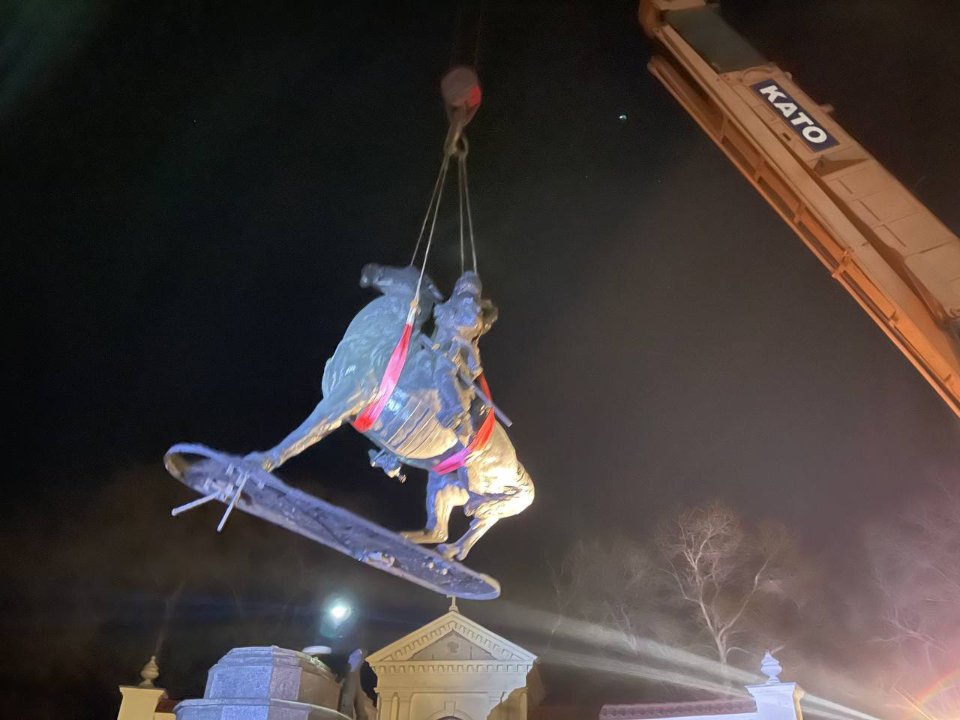 Демонтаж памятника Суворову в одесі