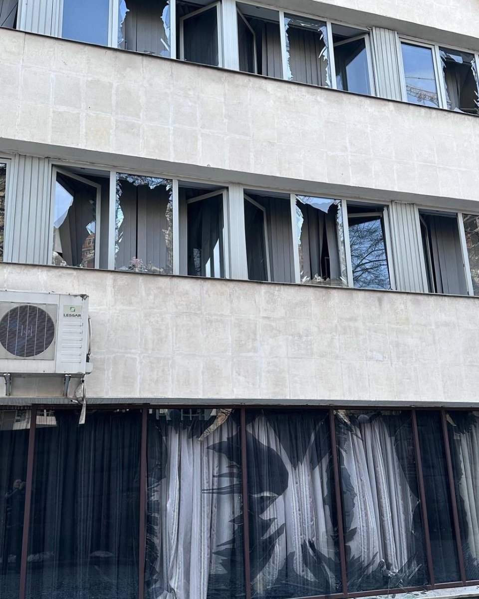 Пошкоджений від ворожих обстрілів палац «Україна» у Києві