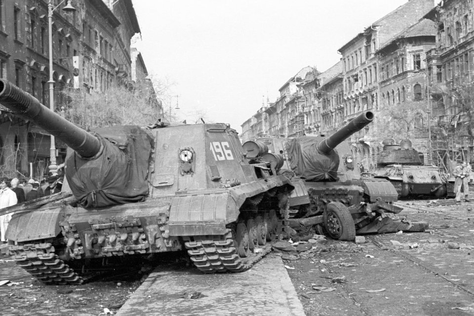Підбиті радянські самохідні артилерійські установки ІСУ-152 на вулицях Будапешта / Fortepan 