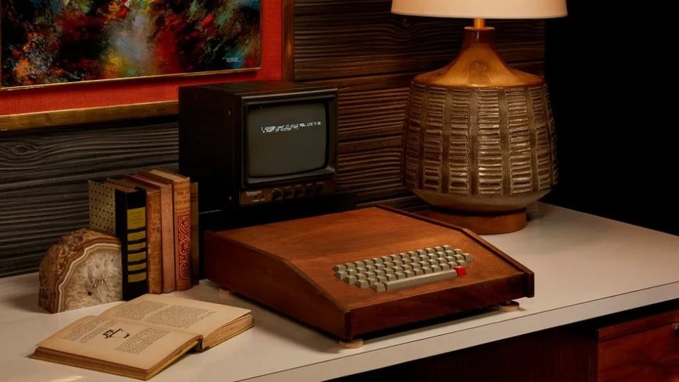 Один з перших персональних комп’ютерів Apple-1, створений Стівом Возняком і Стівом Джобсом у 1976 році / John Moran Auctioneers