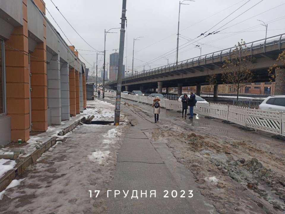 просідання грунту біля метро Деміївська
