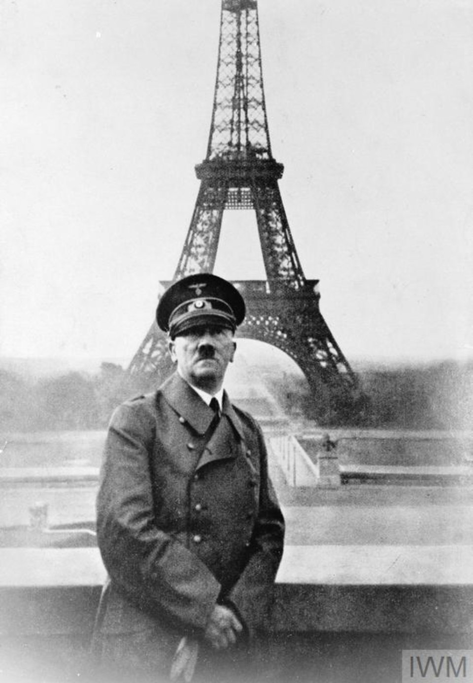Адольф Гітлер на фоні Ейфелевої вежі у Парижі під час свого єдиного візиту до Франції, 28 червня 1940 року / Imperial War Museums