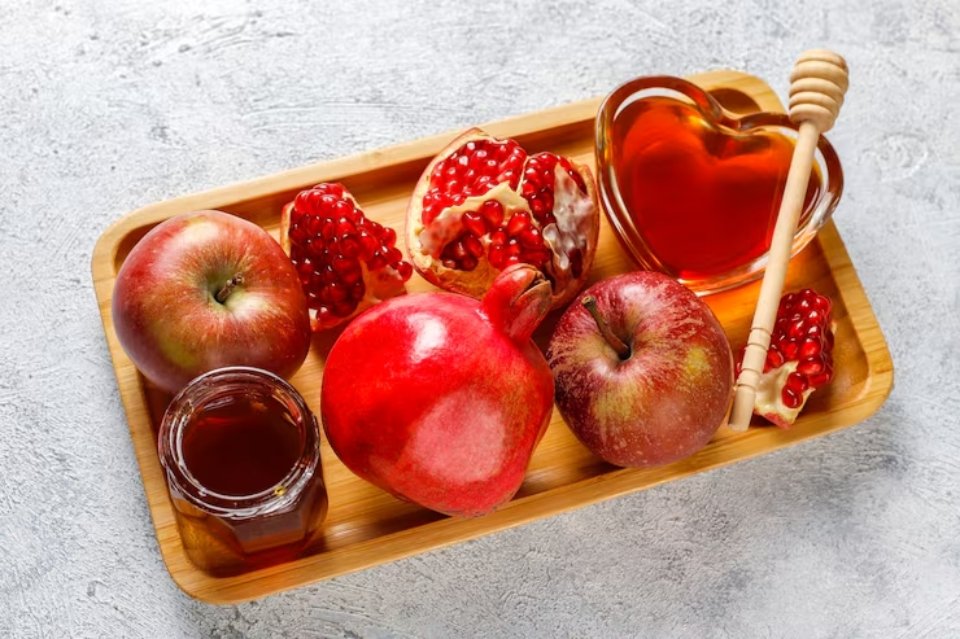 На святковому столі мають бути фрукти червоних відтінків Які фрукти поставити на новорічний стіл 2026