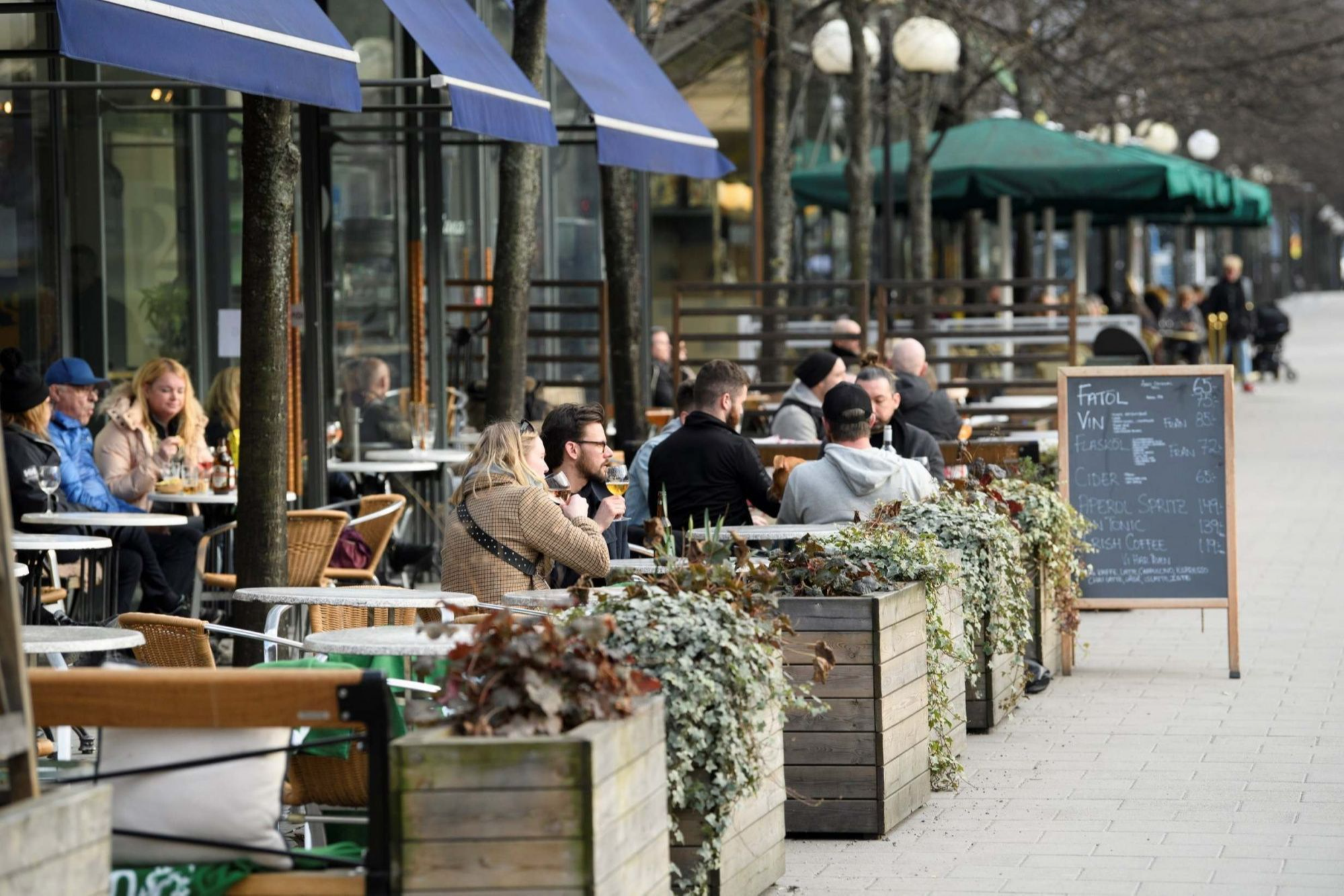 Нідерландське місто поновило роботу кафе на знак протесту проти ковід-обмежень