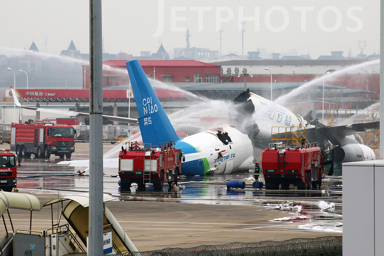 В аэропорту Китая перед взлетом загорелся и разломился пополам российский самолет (фото, видео)