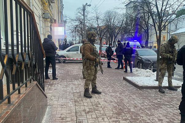 Біля банку в центрі Києва стріляли з автомата. Що відомо про інцидент (відео)
