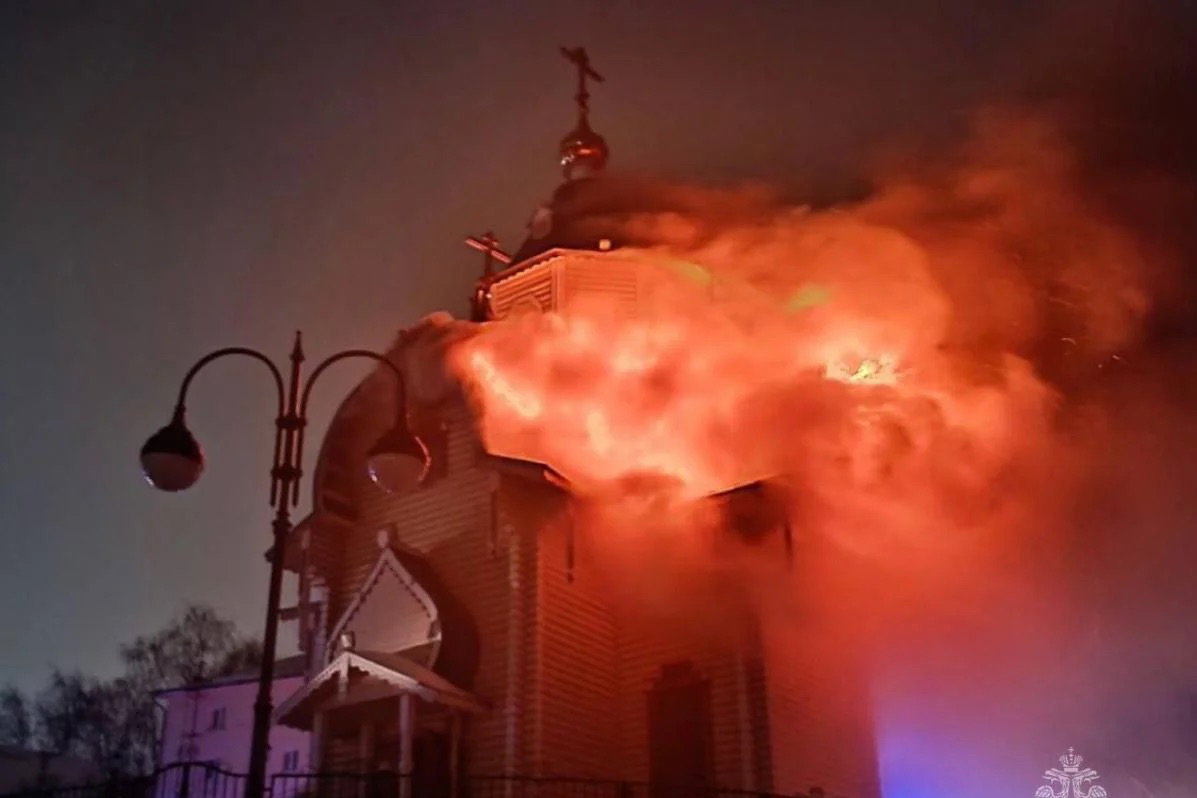 У росії загорілась церква, в якій окупантів благословляли на війну (фото, відео) 