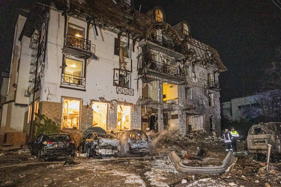 Внаслідок ракетної атаки на готель у Харкові постраждали 13 людей (фото)