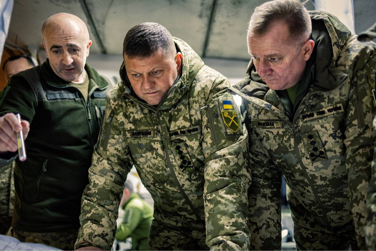 Залужний декілька днів працював з військовими на передовій (фото)