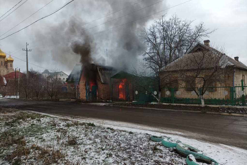 Росіяни обстріляли Курахове на Донеччині. Є загиблий та поранений (фото)