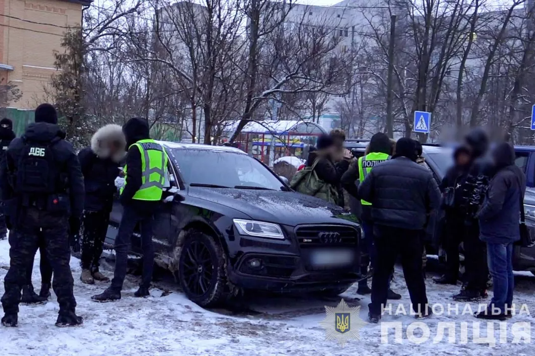 У Києві ліквідували банду, яка постачала наркотики та повій під час комендантської години