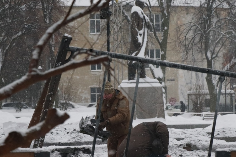 «Бояться найбільше». У Львові російський дрон впав біля памʼятника Бандері (фото)