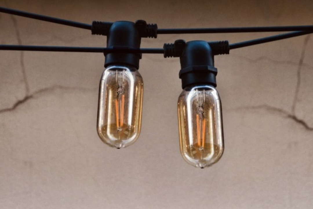 У Києві екстрені відключення світла, в місті через низьку напругу не працює метро (оновлено)