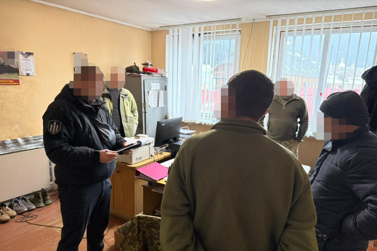 На Прикарпатті затримали працівника ТЦК, який разом із начальником знущався з військовозобов’язаних