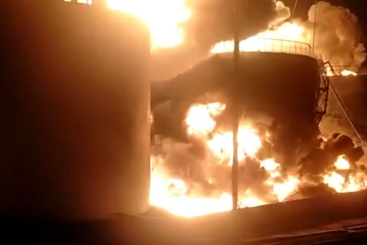 Рятувальники не можуть почати гасити пожежу на нафтобазі у Василькові
