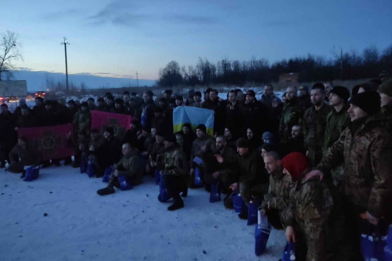 Україна повернула з полону 100 військових та цивільного (фото, відео)