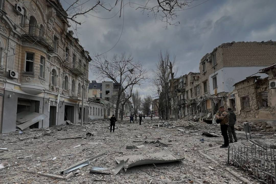 Окупанти вдарили по житловій забудові в центрі Херсона: є поранені (фото, відео)