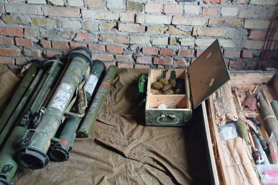Гранатомети та понад 15 кг вибухівки: СБУ виявила три схрони з російською зброєю (фото)