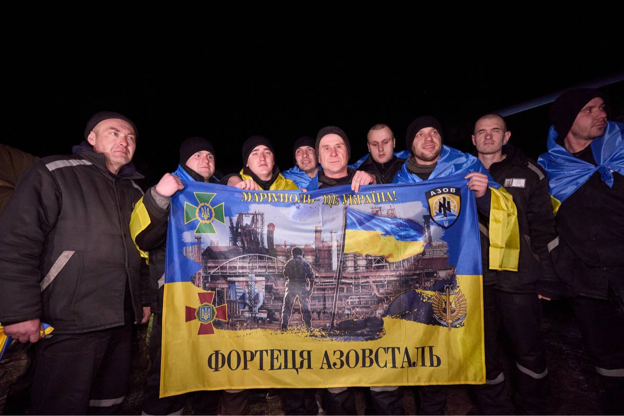 Україна повернула з полону 100 захисників: більшість — оборонці Маріуполя (фото, відео)