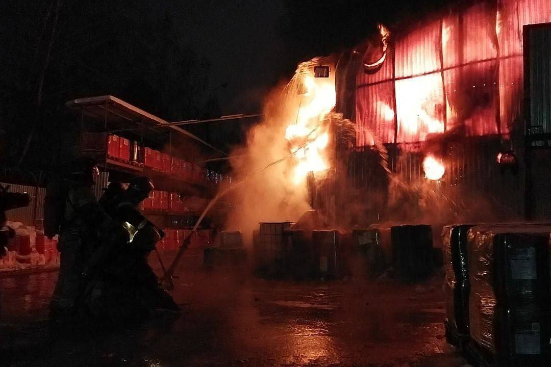 Масштабна пожежа у Іжевську: могло горіти підприємство, де виробляли дрони (відео)