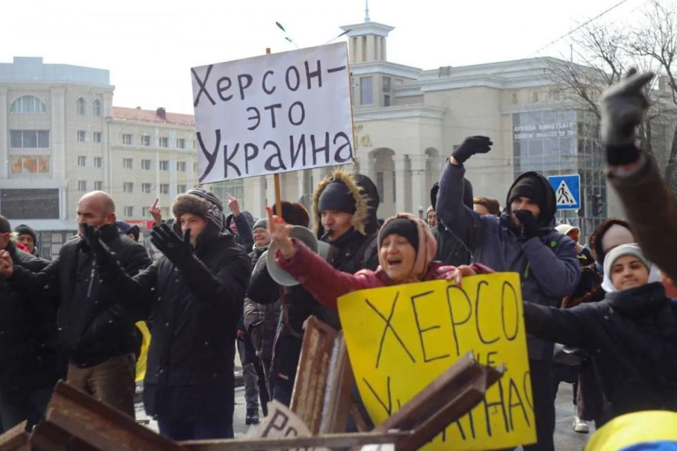 У Херсоні ворог відкрив вогонь по людям, які вийшли на мітинг проти окупантів (відео)