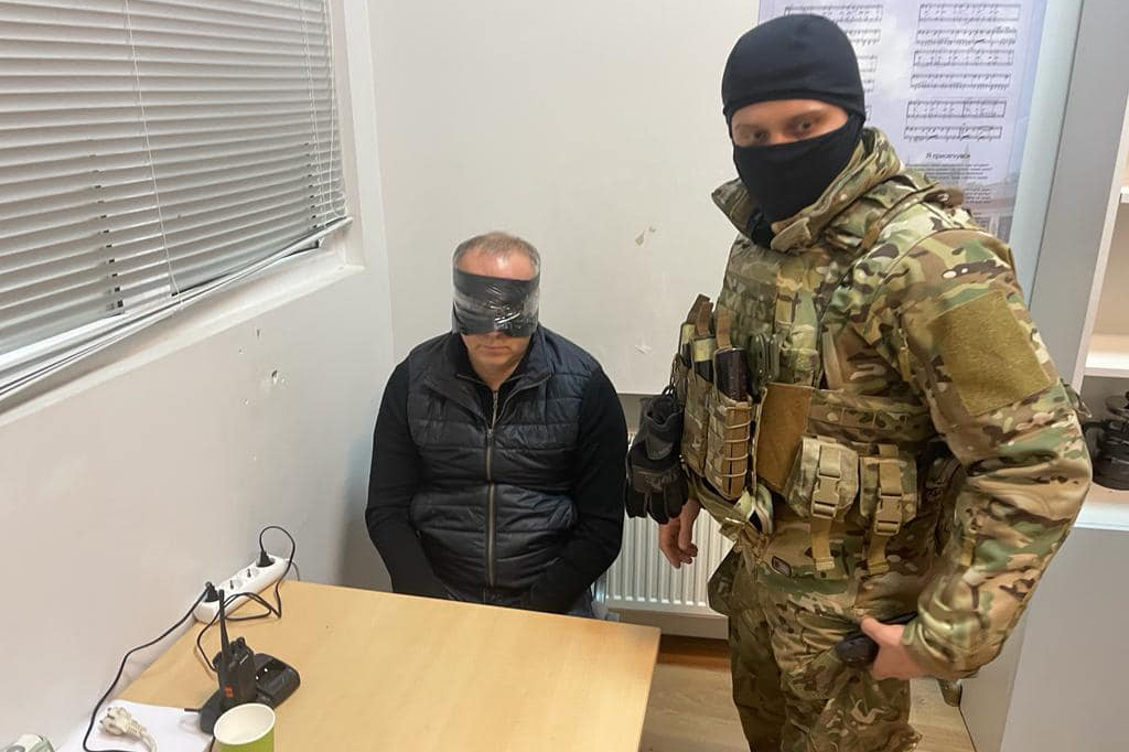 Військові затримали нардепа Шуфрича, а він знову став героєм мемів та фотожаб (фото)