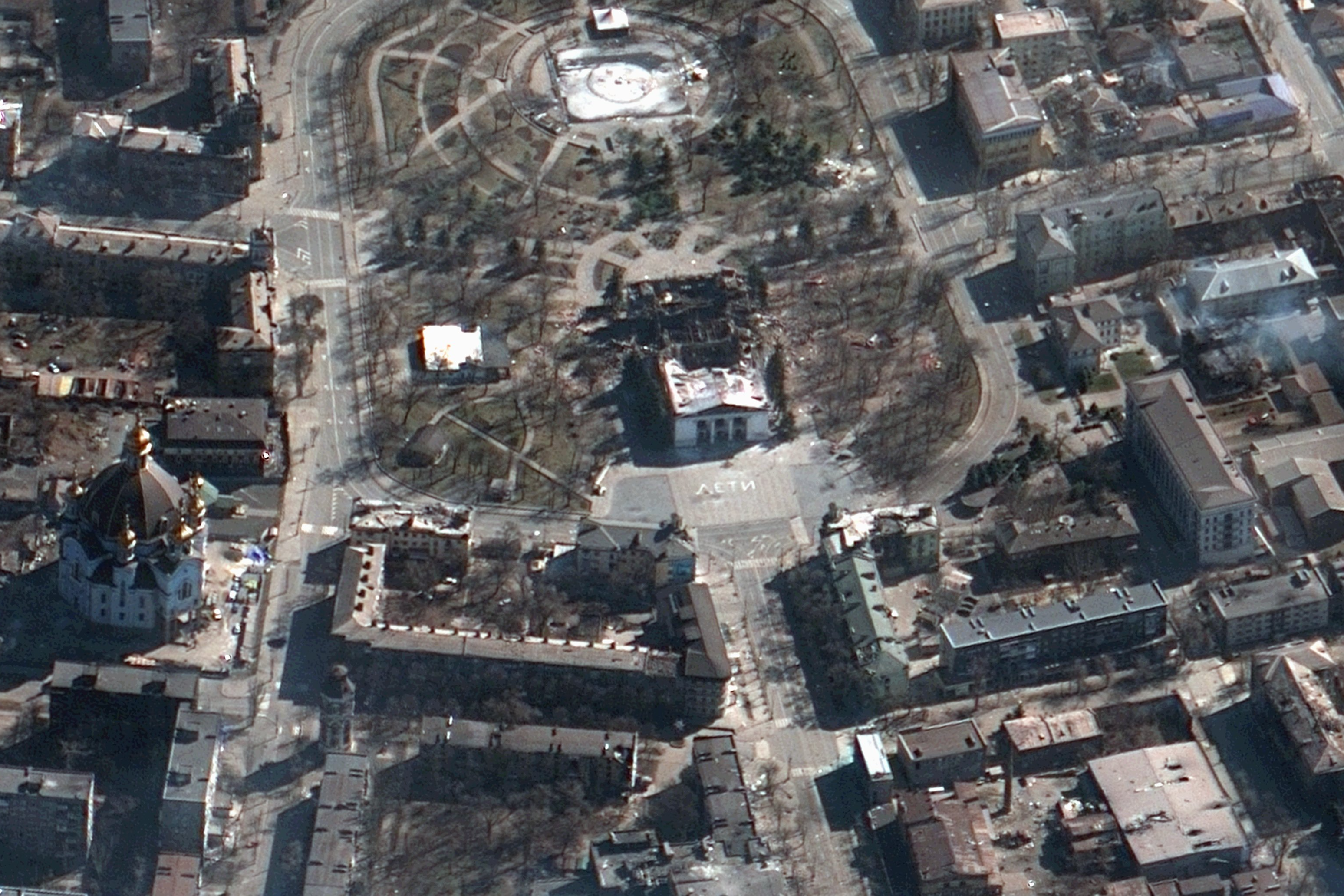 З’явилися супутникові знімки, на яких показано драмтеатр Маріуполя після бомбардування