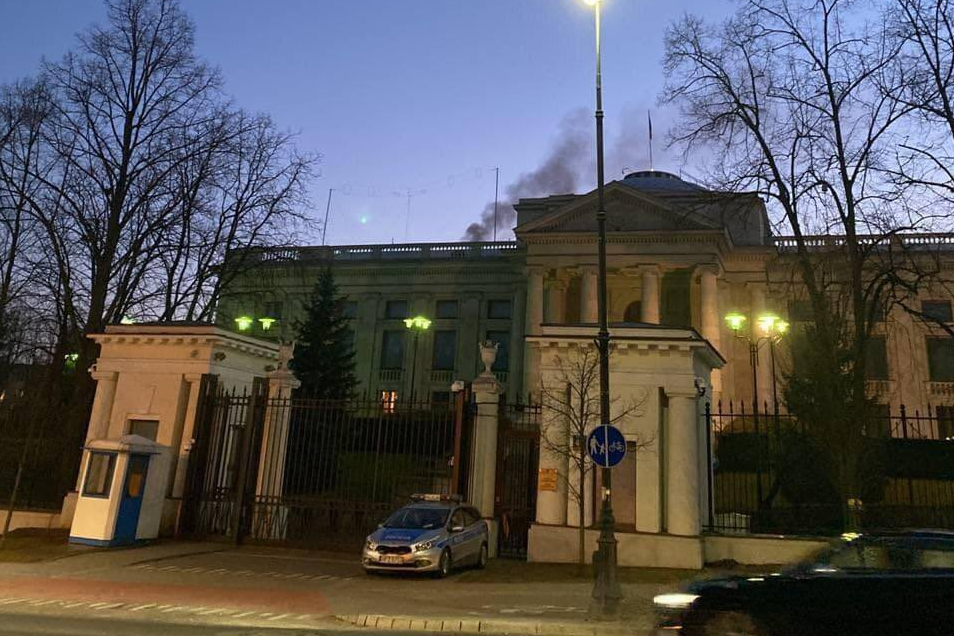 Над посольством рф у Польщі помітили дим, ймовірно дипломати знищують документи 