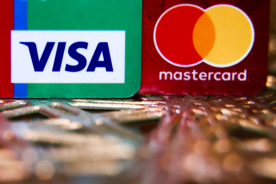 Платіжні системи Visa та Mastercard повністю зупиняють роботу в РФ 