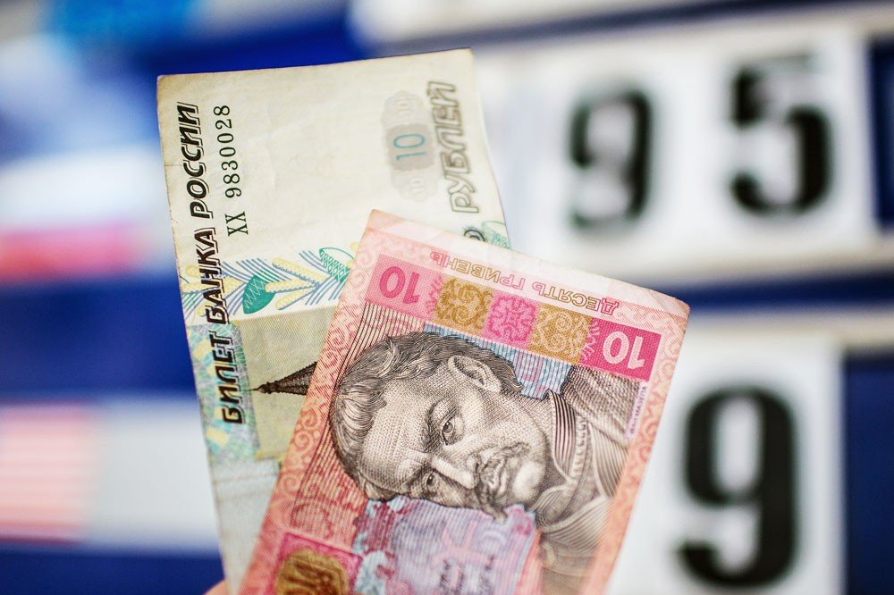 Чому гривня девальвувала менше, ніж рубль — пояснює фінансовий аналітик