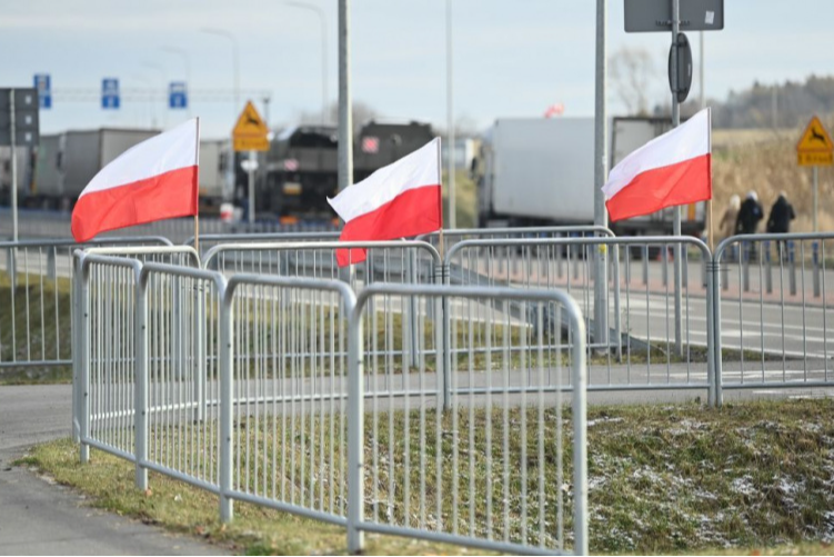 Польські фермери тимчасово розблокували пункт пропуску «Краківець» — ДПСУ