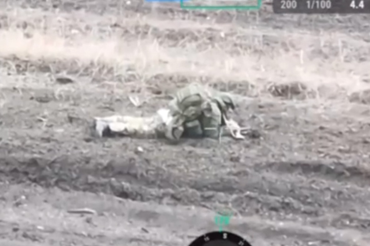 Бійці 47-ї ОМБр показали, як окупанти втікають від українських FPV-дронів (відео)