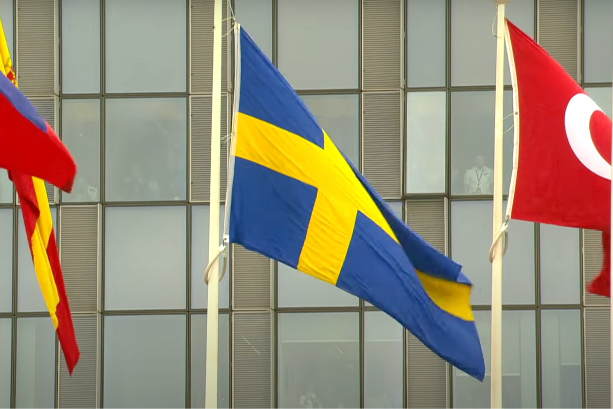Біля штаб-квартири НАТО офіційно підняли прапор Швеції (відео)