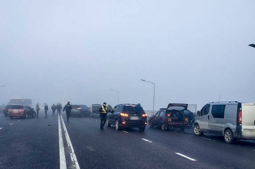 На Скнилівському мості на вʼїзді до Львова зіштовхнулись 25 автомобілів